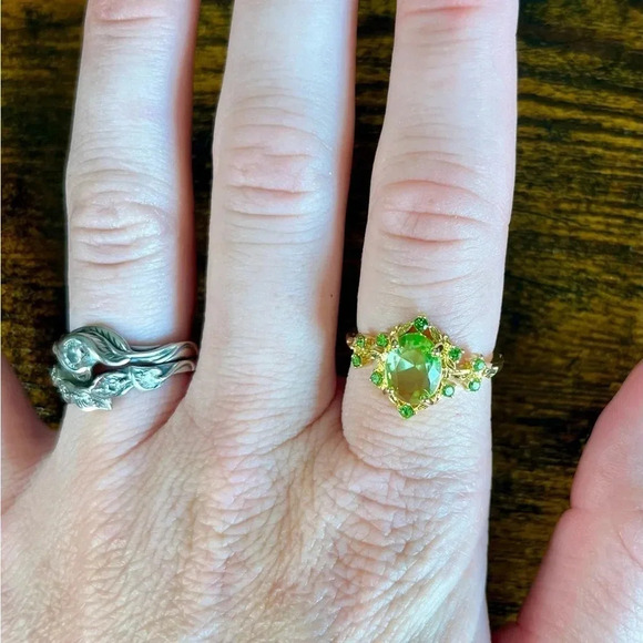 💥5 for $25 Sale💥 Size 8 Gold-Plated Ring with Green Imitation Zircon - New - Picture 2 of 3